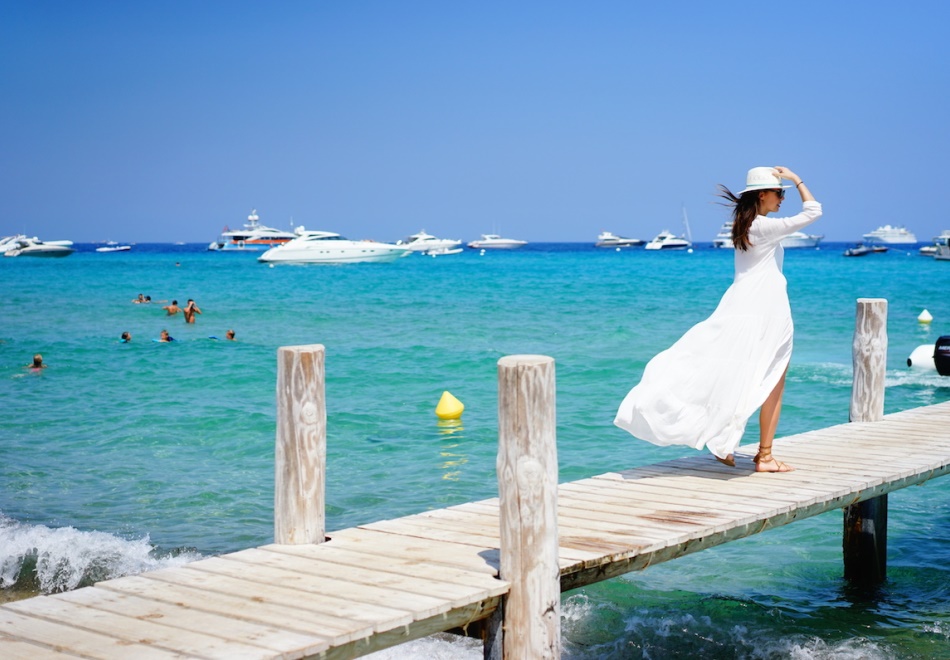 Yacht Charter Saint-Tropez Prices 2025: What Does It Really Cost? Luxury yacht anchored in a cove near Ramatuelle, Saint-Tropez