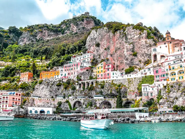 Amalfi: Amalfi town on its cliffs above turquoise water
