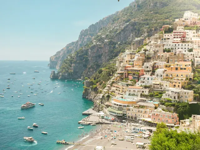 Positano: Positano cascading down to the sea on the Amalfi Coast